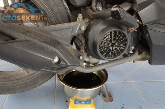 Penyebab oli mesin motor jadi hitam