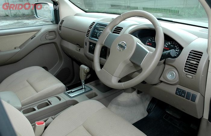 Nissan Frontier Navara SE 2007. Interior
