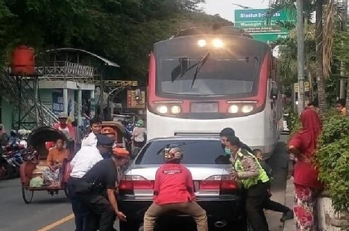 Honda Accord VTi-L parkir sembarangan di atas perlintasan kereta