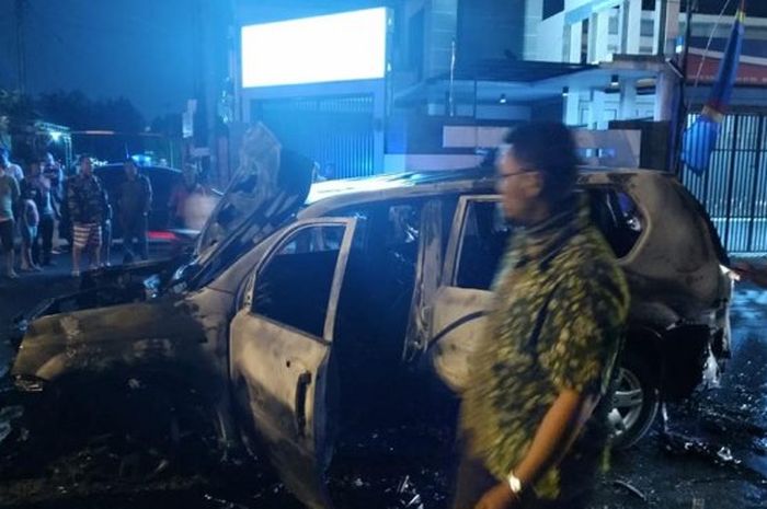 Mobil Nissan X-Trail yang melaju dari arah Jalan Sompok Lama ke arah Jalan Sompok Baru hangus terbak