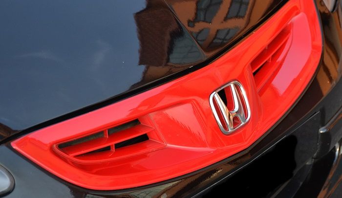 Sentuhan warna merah pada gril menegaskan aura sporty Honda Jazz GD3