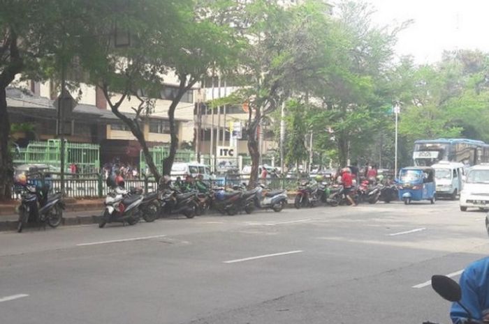 Puluhan ojek online mangkal di  tepian jaulr Transjakarta di Mangga Dua, Jakarta Utara.