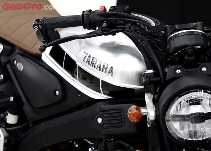 Tangki di repaint dan ditambah motif Anniversary 60th Yamaha.