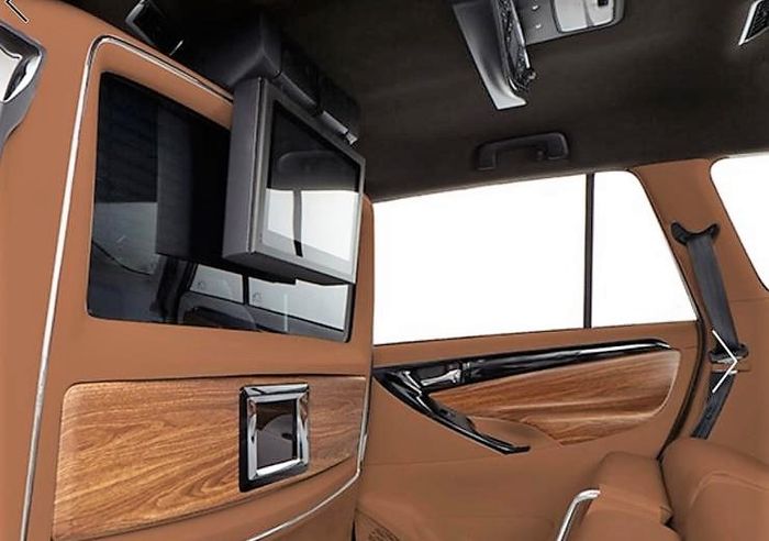 Kabin Toyota Kijang Innova dilengkapi dinding partisi lenngkap dengan layar besar yang bisa dilipat