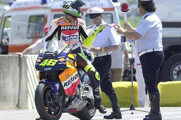Salah satu selebrasi unik Valentino Rossi ketika juara di Mugello 2002, ditilang polisi