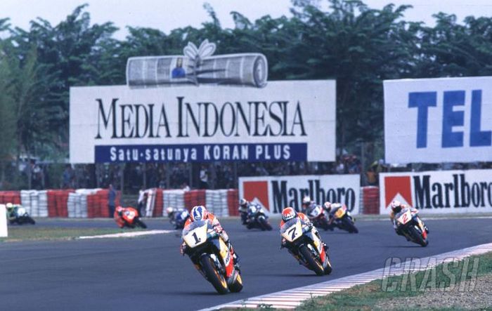 Michael Doohan di depan dua rekan setimnya di Repsol Honda, tadayuki Okada dan Alex Criville pada MotoGP Indonesia di sirkuit Sentul