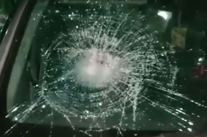 Ilustrasi pelemparan batu ke kaca depan mobil di tol Kayuagung-Palembang