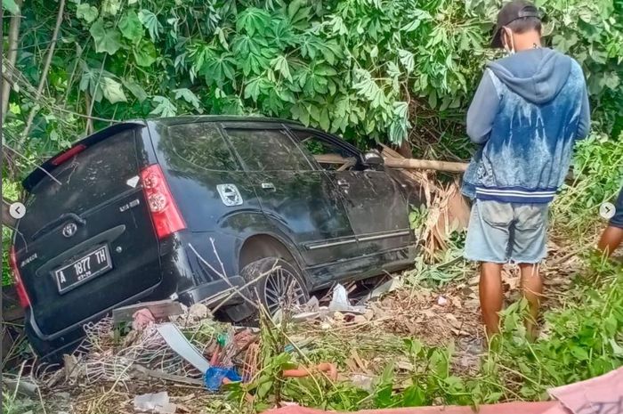 Toyota Avanza terperosok ke sawah usai tebas Honda BeAT, Suzuki Smash dan membuat warung rata dengan tanah di Jalan Lingkar Selatan Cilegon