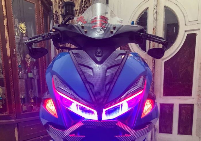 Tampang depan Yamaha Aerox kece dengan headlamp custom