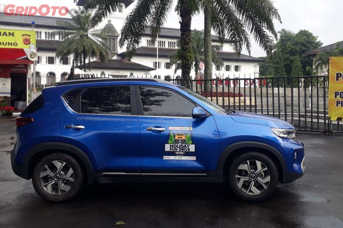 Kia Sonet waktu mejeng di depan Gedung Sate Bandung.