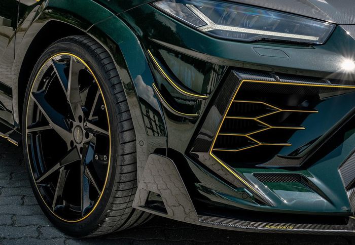 Lamborghini Urus ditopang pelek model Y-Spoke ukuran 24 inci