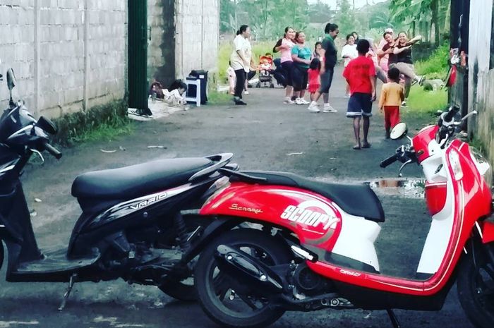 Emak-emak menutup jalan umum untuk latihan senam