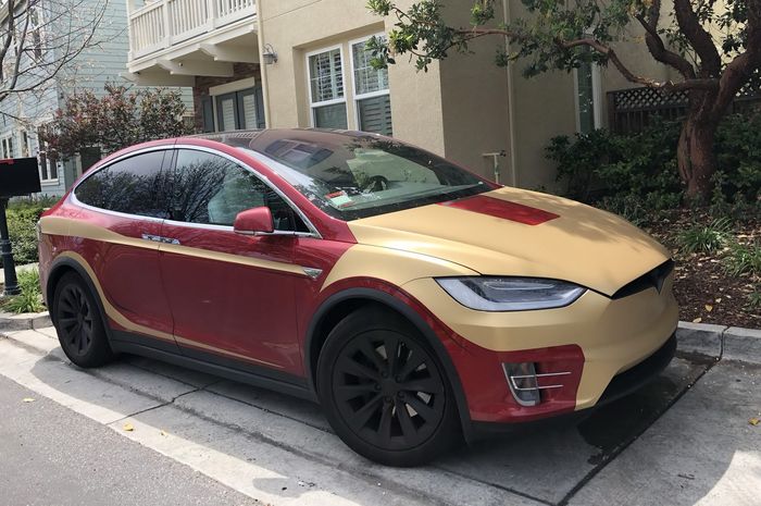 Modifikasi Tesla Model X pakai kelir tema Iron Man