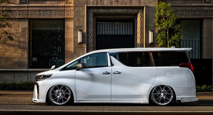 Sisi samping Toyota Alphard garapan Mz Speed