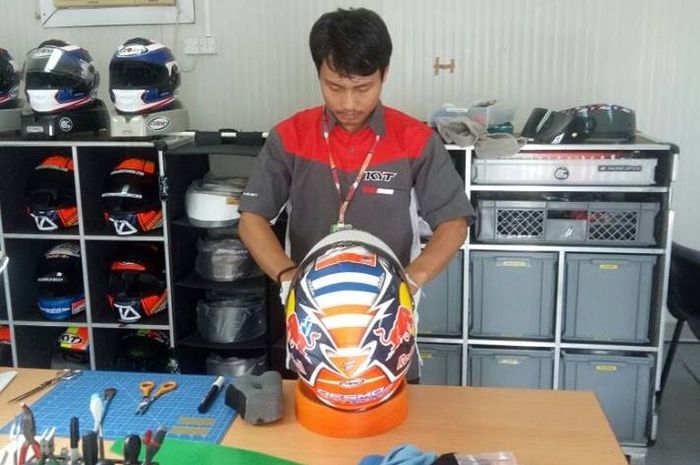 Nathania Mugiyono disebut-sebut teknisi yang mengurusi helm Suomy Andrea Dovizioso dan helm KYT di M