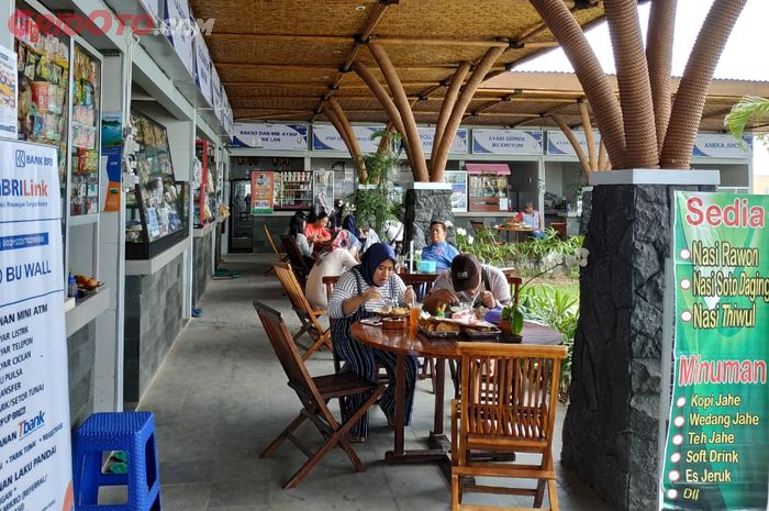 Ilustrasi, kios-kios makanan yang ada di rest area KM 597