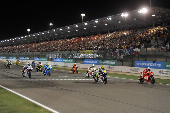 Balapan MotoGP di sirkuit Losail, Qatar di bawah sorot lampu yang sinarnya dapat menerangi 70 lapangan sepak bola