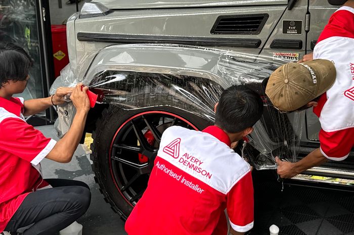 Proteksi atau perlidungan cat mobil dan motor menggunakan metode Pro Extreme PPF bisa dilakukan di Blackstone Garage. 