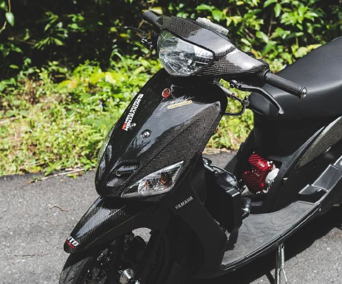 Bodi-bodinya dibalut dengan serat karbon yang mewah