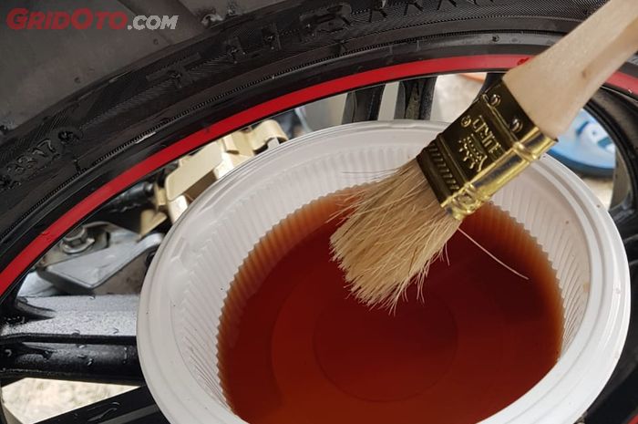 Benarkah air teh manis bisa mengkilapkan ban motor? 