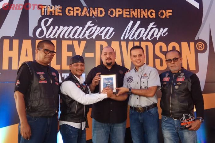 Ijeck (kedua dari kanan) saat membuka dealer Harley-Davidson di Batam