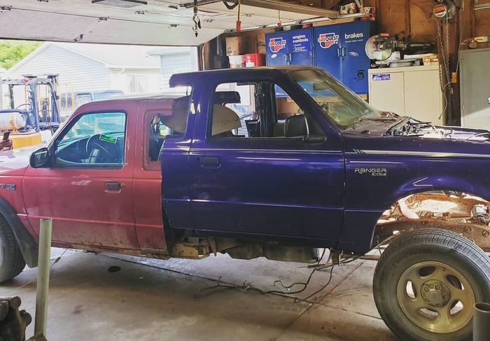 Dua wajah Ford Ranger yang terlihat disatukan