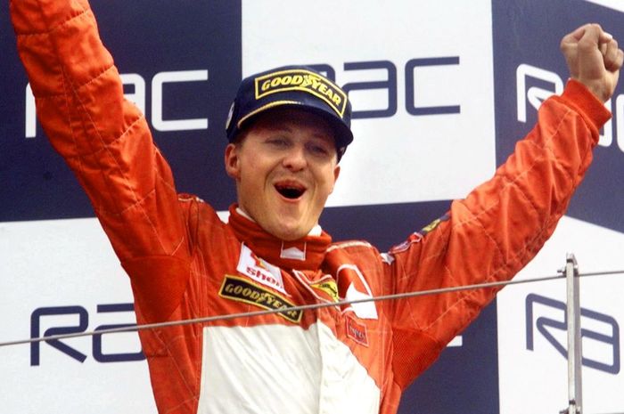 Michael Schumachr di podium GP F1 Inggris 1998, kemenangannya diraih dengan cara yang tidak seperti biasanya