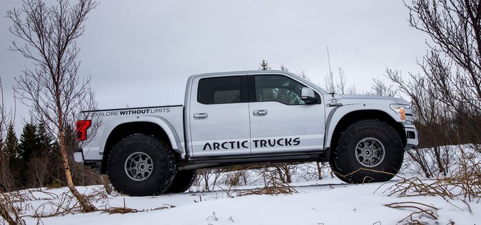 Modifikasi berbasis Ford F-150 yang dilabeli AT44 garapan Arctic Truck 