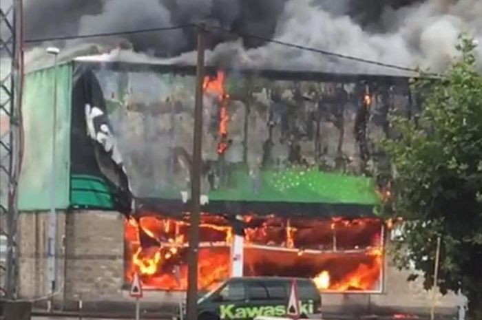 foto kejadian kebakaran yang melanda dealer Kawasaki di Spanyol, puluhan motor hangus tinggal rangka