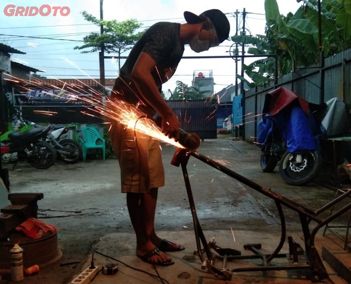 Proses pembuatan rangka motor custom