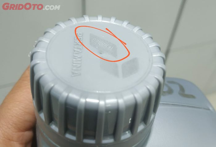 Di tutup botol oli Pertamina Enduro asli, ada tulisan hologram 'Original' yang cuma bisa dilihat dari sudut tertentu