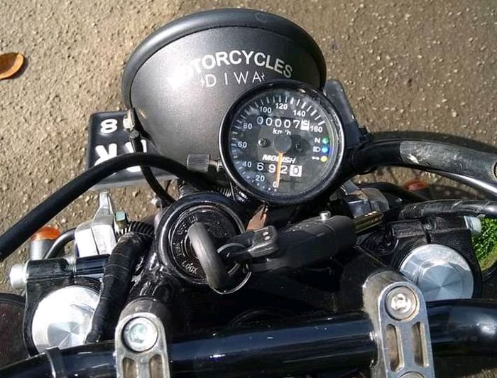 Setang Scrambler pakai Fat Bar dan speedometer klasik