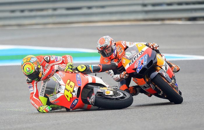 Insiden kecelakaan Valentino Rossi dan Casey Stoner di MotoGP Spanyol 2011