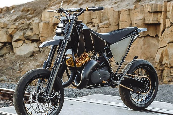Yamaha RD350 custom supermoto dari Spoken Moto