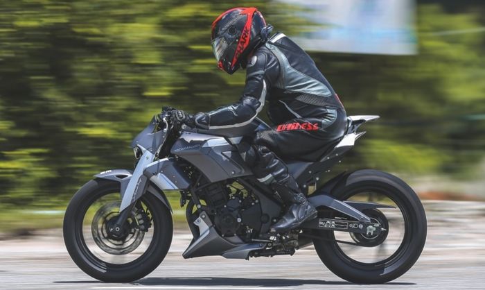 Honda CBR250R &ldquo;MechaStallion&rdquo; besutan Kenstomoto