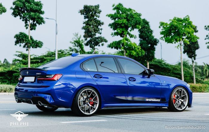 Tampilan belakang modifikasi BMW 330i M Sport dengan body kit M Performance