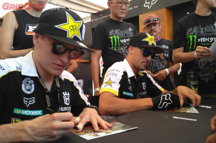 (kanan-kiri) Gaulier Paulin  dan Max Anstie pembalap MXGP 