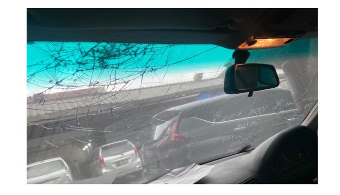 Ilustrasi kaca mobil pecah
