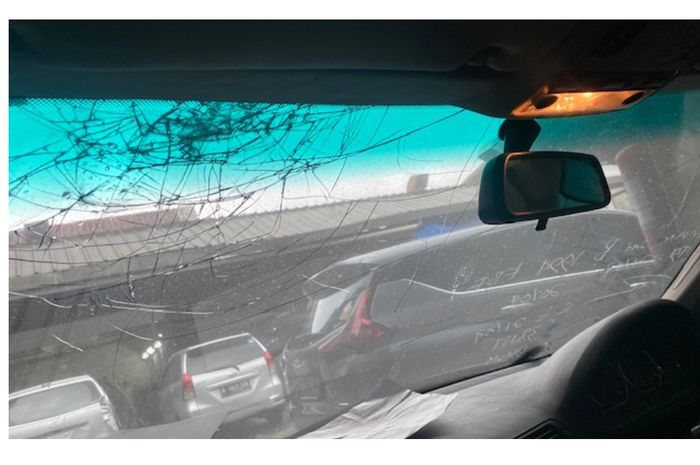 Ilustrasi kaca mobil pecah