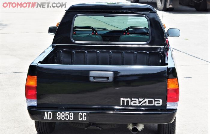 Bagian belakang Mazda Vantrend dibuat cukup rapi, handle bak pikap pakai Ford Ranger