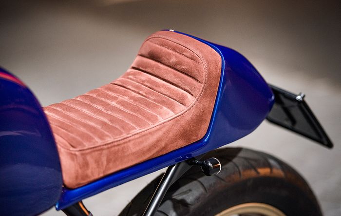 Hornet kecil dipadu dengan jok minimalis berwarna coklat yang kalem