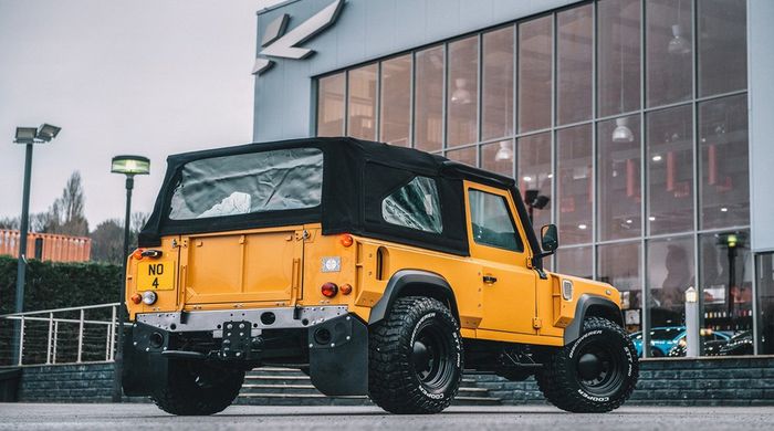 Buritan Land Rover Defender Seri 2 hasil karya Chelsea Truck Company