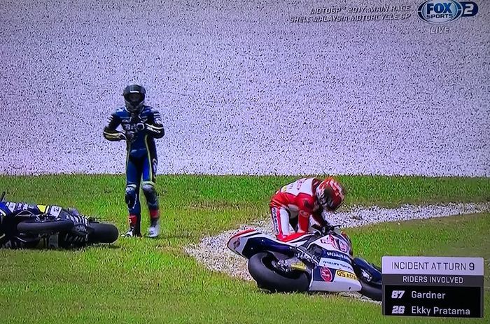 Sayang Dimas Ekky yang sedang berada dalam posisi perolehan point, ditabrak anak mantan juara dunia MotoGP Wayne Gardner, Remy Gardner 