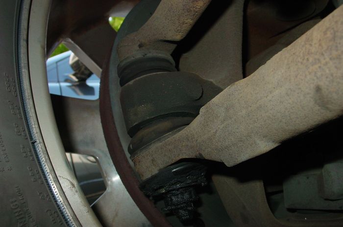 Tanda-tanda Tie rod pada kaki-kaki mobil sudah mulai oblak.