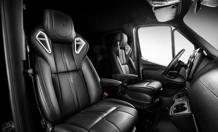 Tampilan kabin sporty Mercedes-Benz Sprinter garapan Carlex Design