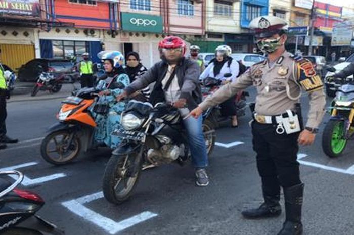 Penerapan marka garis ala starting grid MotoGP di Kabupaten OKU, Sumatera Selatan.