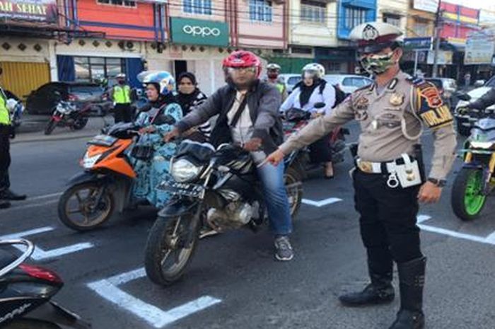 Penerapan marka garis ala starting grid MotoGP di Kabupaten OKU, Sumatera Selatan.