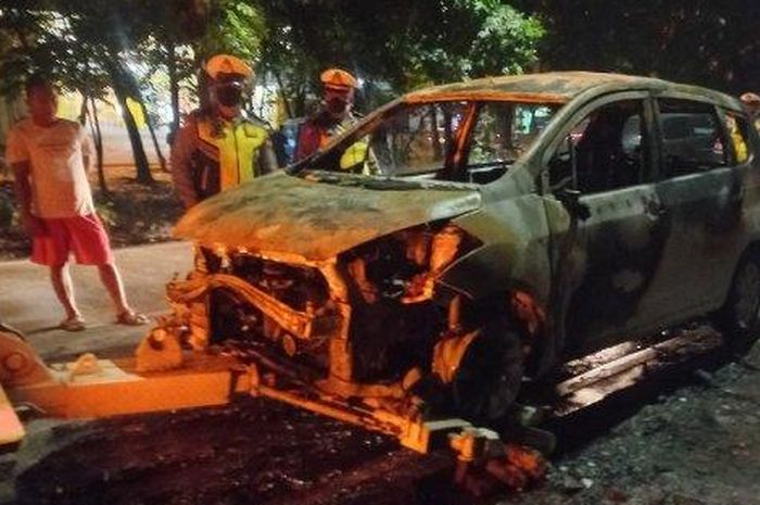 Kondisi Suzuki Ertiga yang hangus  terbakar di dekat stasiun Poris