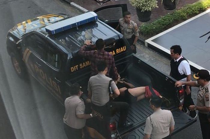 Oknum diduga pelaku teror di Mapolda Riau  diamankan ke bak mobil double cab polisi, (16/5/2018)