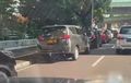 Nopolnya Bagus, Kijang Innova Pelat Dinas Polri Ikutan Parkir Liar di Kebayoran Baru